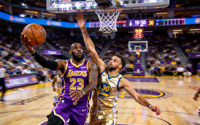 篮球赛事新闻图片 - NBA季后赛激烈对抗场景