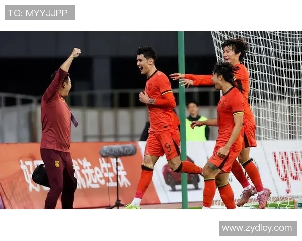 国足与韩国球员赛场冲突引发热议打架视频引发球迷关注与讨论